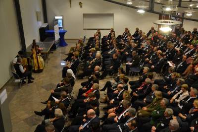Das voll besetzte Auditorium mit dem Moosangerl Trio aus Inzell