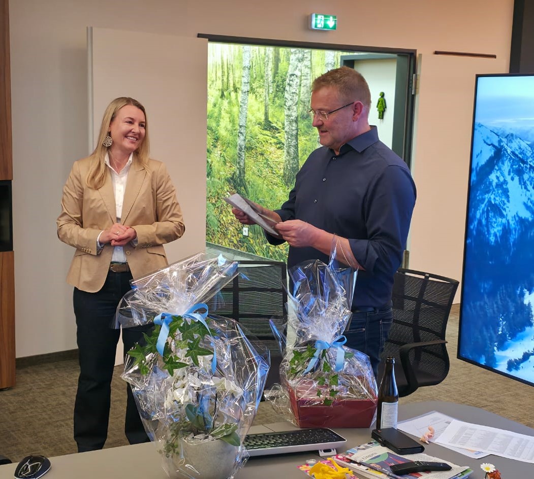 Anna Marx, Vorsitzende der Mittelstandsunion Traunstein, bedankt sich bei Gesch�ftsf�hrer Thomas Eberl mit einem Geschenk f�r die interessante F�hrung durch den Betrieb