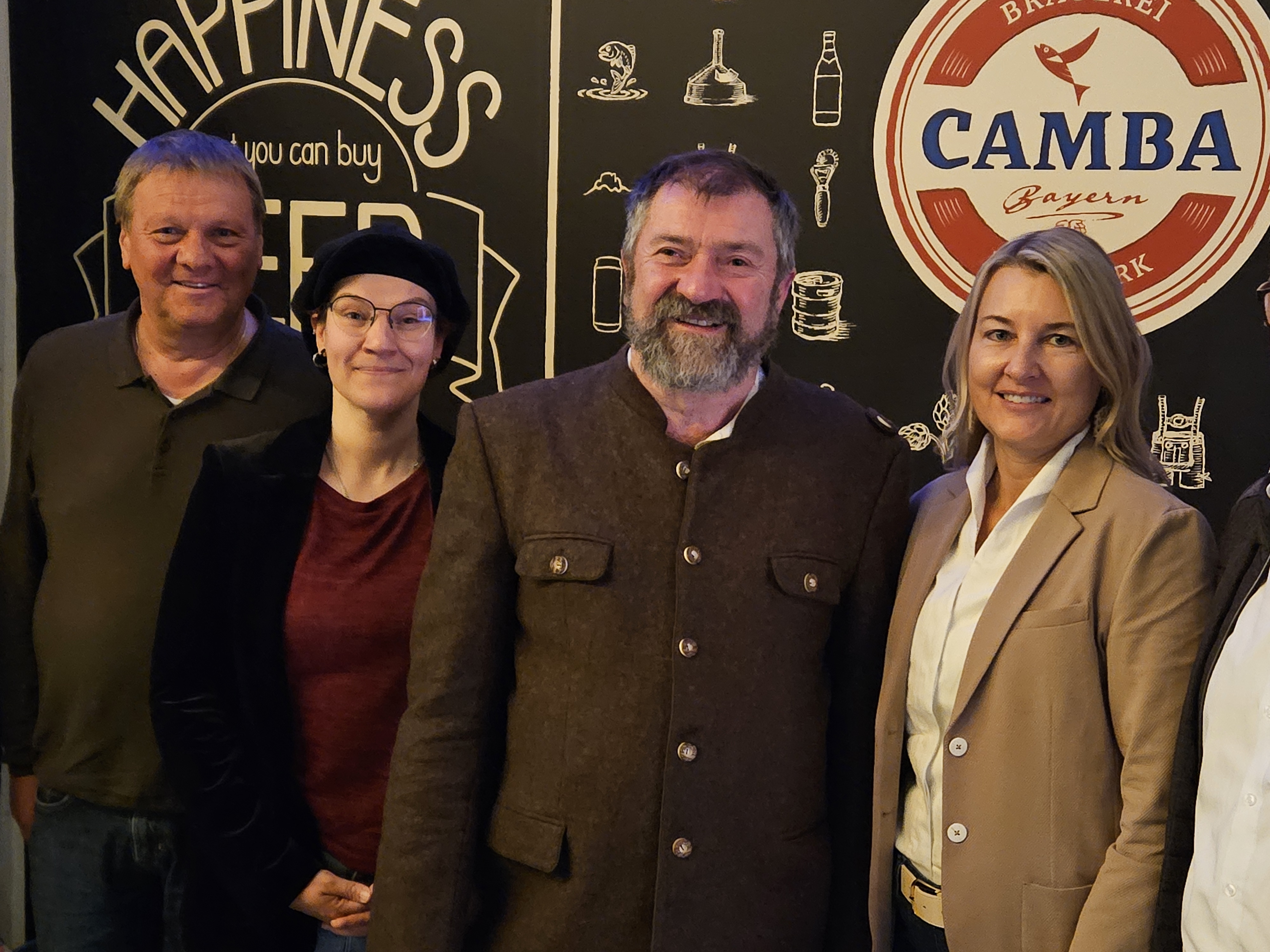 (v.l.n.r.) Sepp Daxenberger von der Schreinerei Daxenberger, Tamara Pohl (DGB), Rupert Geistanger (CSA) und Anna Marx (Mittelstandsunion Traunstein) bei der anschlie�enden Brotzeit in der Camba in Seeon